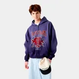 Campera con capucha color azul con cierre frontal y bolsillos tipo canguro. Estampado en el frente con el logo de la marca, la frase "Always Grateful" y la palabra "Madrid".