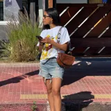 Bandolera marrón de cuero sintético con correa ancha estampada ajustable.