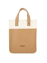 Matera de diseño vertical con combinación de materiales en color beige y marrón. Presenta cuerpo inferior en cuero sintético marrón con logo grabado y sección superior en tejido de lona cruda. Incluye asas cortas de mano en cuero sintético marrón con remaches metálicos.
