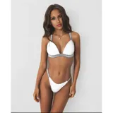 Conjunto de bikini United modelo H50408, color blanco con detalles de tiras plateadas con brillo. El corpiño es de diseño triangular y la bombacha es de tipo tanga.