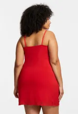 Chemise negra con breteles finos regulables y apliques de encaje en escote y ruedo.