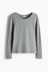 Remera de manga larga en punto de algodón suave, con cuello redondo y corte entallado.