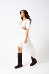 Vestido midi fucsia con escote en V, mangas cortas abullonadas y abertura en la cintura.