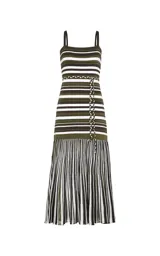 Vestido midi de punto de la marca Le Lis Blanc, con estampado de rayas en tonos verde militar, marrón y blanco. Presenta silueta recta, escote recto, tirantes finos, corpiño ajustado con rayas horizontales, detalle de lazo lateral con cordones trenzados y falda plisada con rayas verticales.