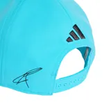 Gorra Adidas de la colección Mercedes-AMG Petronas F1, color turquesa, con el logo de Mercedes-Benz bordado en negro en la parte frontal y el isotipo de Adidas en el lateral de la visera.