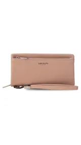 Billetera de mujer color beige, confeccionada en símil cuero con textura granulada. Cuenta con un bolsillo frontal con cierre, correa de mano extraíble y cierre principal perimetral. Incluye compartimentos internos para tarjetas y billetes.