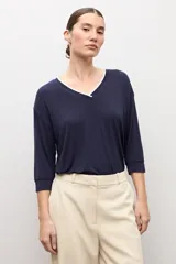 Remera color marrón topo de manga tres cuartos, con escote en V y detalle de ribete blanco en el cuello.