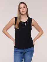 Blusa blanca de seda fría, sin mangas, con escote redondo, frunces sutiles y pequeñas aberturas verticales sujetas por cuentas metálicas doradas.