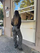 Pantalón gris de cuero sintético con corte recto y tiro alto.