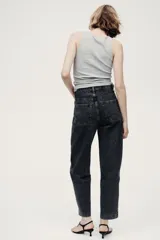 Jean tobillero estilo barrel de cinco bolsillos en denim de algodón rígido, con diseño curvo en las piernas y tiro alto.