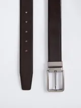 Cinturón reversible de cuero color marrón y negro, con hebilla metálica plateada.