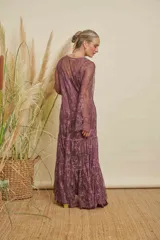 Vestido largo de encaje color uva, con escote redondo, manga larga semi oxford y corte suelto. Incluye solera interior.