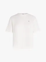 Remera de corte amplio confeccionada en algodón con tejido interlock, cuello redondo, hombros ligeramente caídos y logo de Tommy Hilfiger bordado en el pecho.