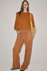 Pantalón cargo de tiro medio con efecto lavado, confeccionado en algodón. Presenta cintura elástica ajustable con cordones, bolsillos laterales y bolsillos de plastrón con solapa en las piernas. Diseño de pierna recta con combinación de tejidos a tono.