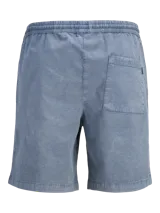 Bermuda de calce relajado color gris, con cintura ajustable con cordón, bolsillos delanteros y traseros, confeccionada en tejido dobby con sutil textura geométrica.