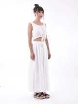 Top negro sin mangas con escote redondo y lazo ajustable en el ruedo.