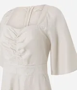 Mono largo color crudo, de corte wide leg, con escote cuadrado, fruncido en el busto, mangas cortas con pliegues en las sisas y cierre por cremallera en la espalda. Confeccionado en tejido viscolino.