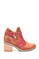 Bota de cuero marrón con detalles en rojo, taco de madera y hebilla lateral.
