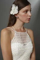 Vestido largo de tul color blanco, con transparencias en el escote y en la falda. Sin mangas, con breteles finos y diseño original en la cintura. Ideal para novias.