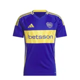 Camiseta de fútbol Adidas del Club Atlético Boca Juniors, modelo titular temporada 24/25. Presenta el diseño clásico en color azul con la franja horizontal amarilla en el pecho, cuello en V y las tres tiras características de la marca en los hombros. Incluye el escudo del club y el logo de Adidas bordados, con tecnología Aeroready para mayor transpirabilidad.