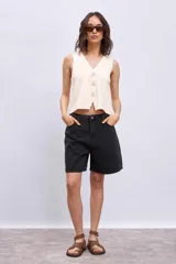 Bermuda de jean negra de tiro alto y corte recto.