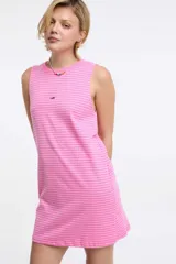 Vestido corto a rayas horizontales blancas y negras, sin mangas y con cuello redondo.