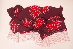 Pareo de viscosa con diseño a rayas verticales en tonos azul marino, azul claro, celeste, verde lima y blanco.