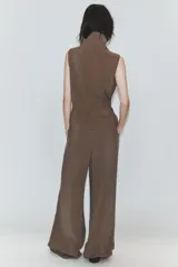 Pantalón negro de tiro medio, con cintura elástica y cordón ajustable. Tiene bolsillos delanteros y bajo ajustable con cordones del mismo tejido.