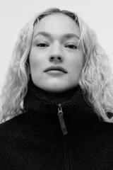 Campera de sherpa color bordó, con cuello alto, cierre frontal y bolsillos de parche. Diseño de hombros caídos y sin forro.