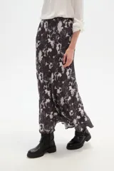 Falda larga de viscosa con estampado abstracto en tonos oscuros y claros. Presenta un corte fluido y caída suave.