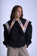 Camisa color crema con cuello Claudine y bordado de crochet multicolor.