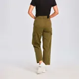 Pantalon cargo de corte recto y tiro alto en color verde oliva. Presenta bolsillos laterales de carga en los muslos, bolsillos frontales de entrada lateral y bolsillos traseros de parche. Incluye cierre con cremallera y broche, con costuras verticales decorativas en el frente.