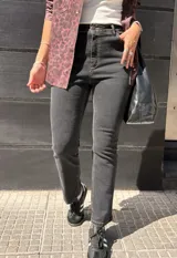 Jean negro de corte recto con lycra, tiro medio y largo a los tobillos.