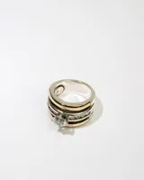 Anillo de plata 925 con dublé de oro y circonias blancas.