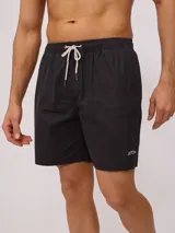 Short de baño tipo volley color negro, con cintura elástica y cordón ajustable en color crudo. Presenta un pequeño logo bordado en la parte inferior de la pierna derecha.