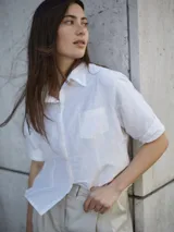 Camisa blanca de manga 3/4 confeccionada en shantung de seda natural.