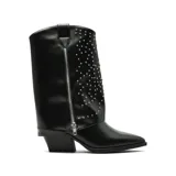 Bota de caña media estilo western en color negro, confeccionada en cuero sintético con acabado brillante. Presenta un diseño de solapa superior con cierre metálico lateral y detalle de tachas plateadas en la parte frontal. Cuenta con taco cuadrado y punta fina.