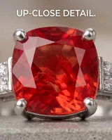 Anillo de plata 925 con piedra central de raíz de rubí en corte cojín y circonias en los laterales.
