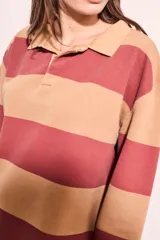 Sweater de algodón a rayas horizontales color crema y marrón, con cuello polo y mangas largas.