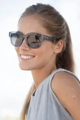 Lentes de sol Vulk Genie con montura cuadrada color gris translúcido y lentes polarizadas.