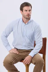 Pantalón de pana de corte recto y cinco bolsillos, con cierre de botón y cremallera, y detalles metálicos personalizados.