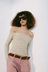 Top de punto texturizado color beige, con escote barco y manga larga.