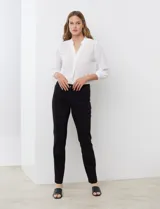 Pantalón negro de gabardina elastizada, marca Zac & Rachel. Tiene pretina con pasadores, botón y cierre. Delantera con tres bolsillos y trasera con bolsillos ojal.