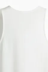 Musculosa deportiva blanca, de corte estándar y cuello redondo, confeccionada en tejido funcional DryMove™ que absorbe el sudor.