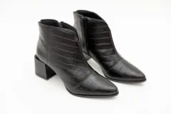 Botín de cuero negro con textura croco, punta fina y taco cuadrado de 6 cm.