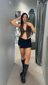 Short pollera negro, tiro alto, con volados en el ruedo.