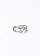 Anillo de plata 925 con diseño de símbolo de infinito, decorado con zirconias brillantes y detalles con baño de oro.