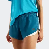Short deportivo New Balance de color azul, confeccionado con tejido que absorbe la humedad y cuenta con tecnología NB DRY. Presenta cintura elástica, dobladillo en contraste, bolsillos externos y detalles reflectantes.