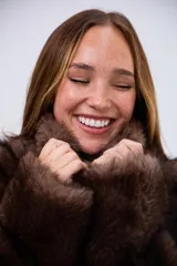 Campera de piel sintética en color marrón, con cuello alto y cierre frontal completo.