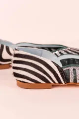 Ballerinas de punta con estampado de rayas horizontales blancas y negras con detalles plateados.